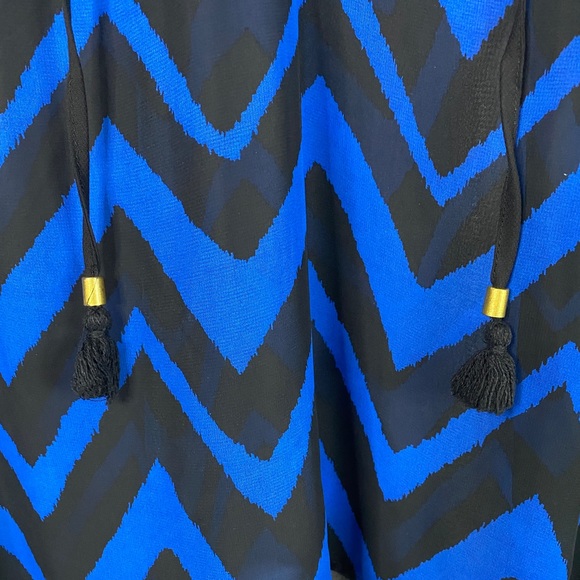 Zac & Rachel Women’s Blue & Black Chevron Blouse Size Medium - Picture 3 of 6